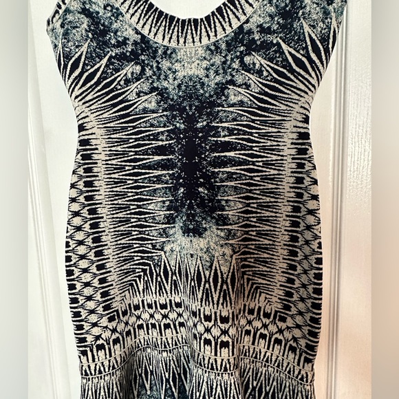 Herve Leger patterned Dress size medium - Picture 2 of 4